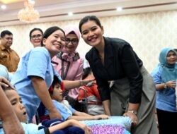 Kahiyang Ayu Serahkan Kursi Roda Adaptif di Simalungun