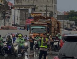 Hujan Pagi Hari, Kapolsek Sunggal Turun Langsung Atur Lalu Lintas