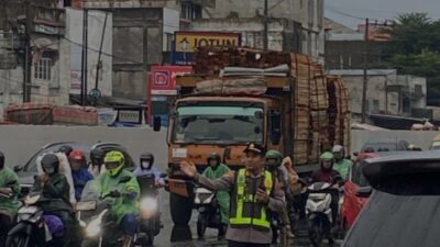Hujan Pagi Hari, Kapolsek Sunggal Turun Langsung Atur Lalu Lintas